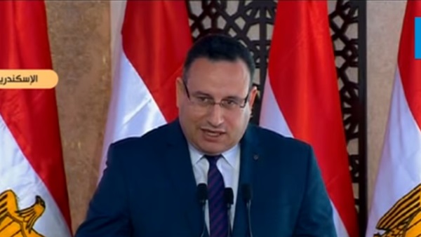 'السيسي' يسأل محافظ الإسكندرية 'دخلك كام؟'.. شاهد الرد (فيديو)