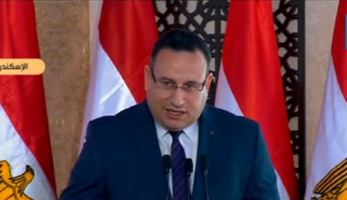 'السيسي' يسأل محافظ الإسكندرية 'دخلك كام؟'.. شاهد الرد (فيديو)