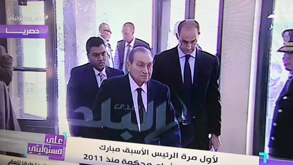 بـ'البدلة والعكاز'.. أول ظهور لمبارك للإدلاء بشهادته فى اقتحام الحدود الشرقية (فيديو)