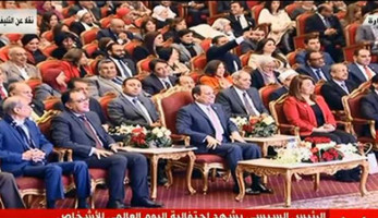 السيسي لـ«رجاء الجداوي»: «هتفضلي طول عمرك شيك جدًا» (فيديو)