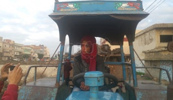«الشقا مالوش سن».. ندى طالبة الإعدادية تقود جرارا زراعيا لمساعدة أسرتها