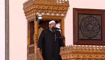 وزير الأوقاف يبكي أثناء إلقاء خطبة الجمعة (فيديو)