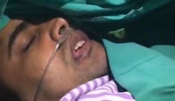 شاهد.. عملية إزالة ورم بالمخ لمريض هندى مستيقظ يؤدى طقوسا هندوسية