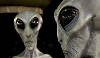 أول تعليق من زاهي حواس على اكتشاف تابوت لكائن فضائي في مصر