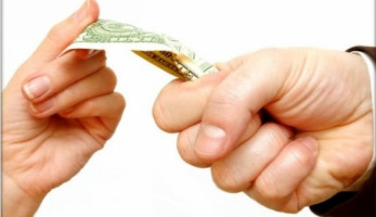 "أحمد" رفض زيادة المصروف فساومته زوجته بـ"موت" ابنه