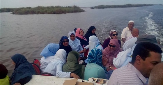جزيرة العزبي تبحث عن مرسى.. الأهالي حائرون بين دمياط والدقهلية: نشتري المياه ولا توجد كهرباء.. ونحلم بـ 'عيشة آدمية'.. صور