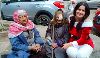 «دفيهم من البرد».. سما المصري توزع «كلاسين» في الشارع (فيديو وصور)