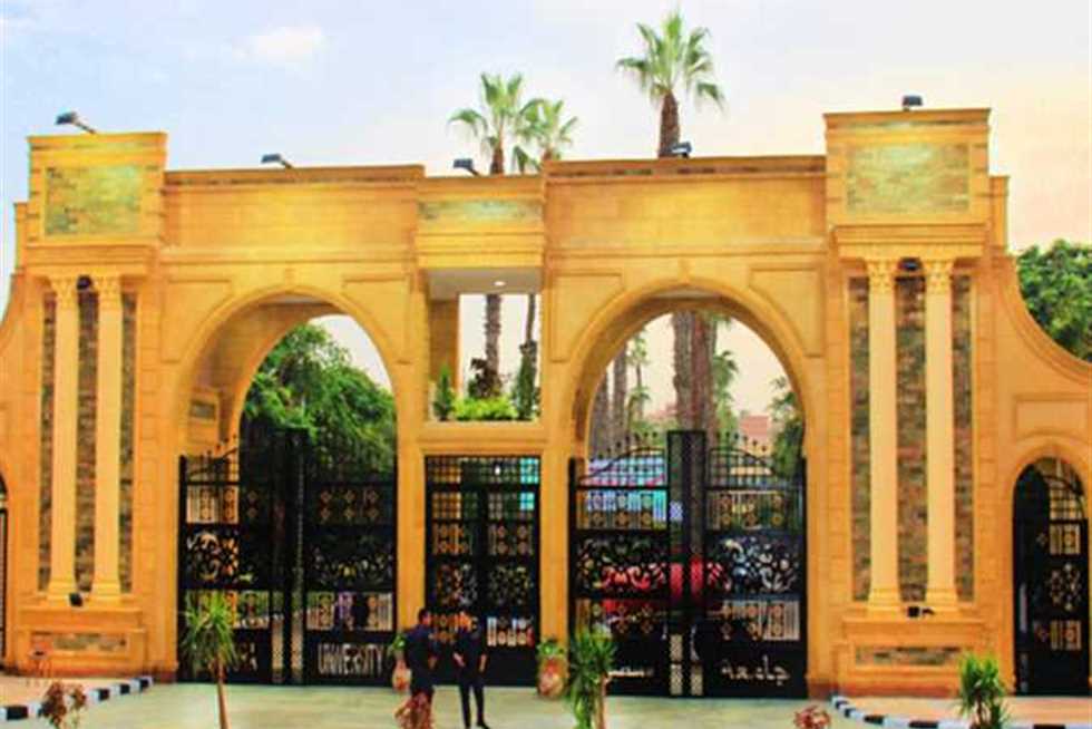 طالب يحتضن زميلته داخل جامعة المنصورة.. والأخيرة تحقق (فيديو)