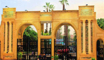 طالب يحتضن زميلته داخل جامعة المنصورة.. والأخيرة تحقق (فيديو)