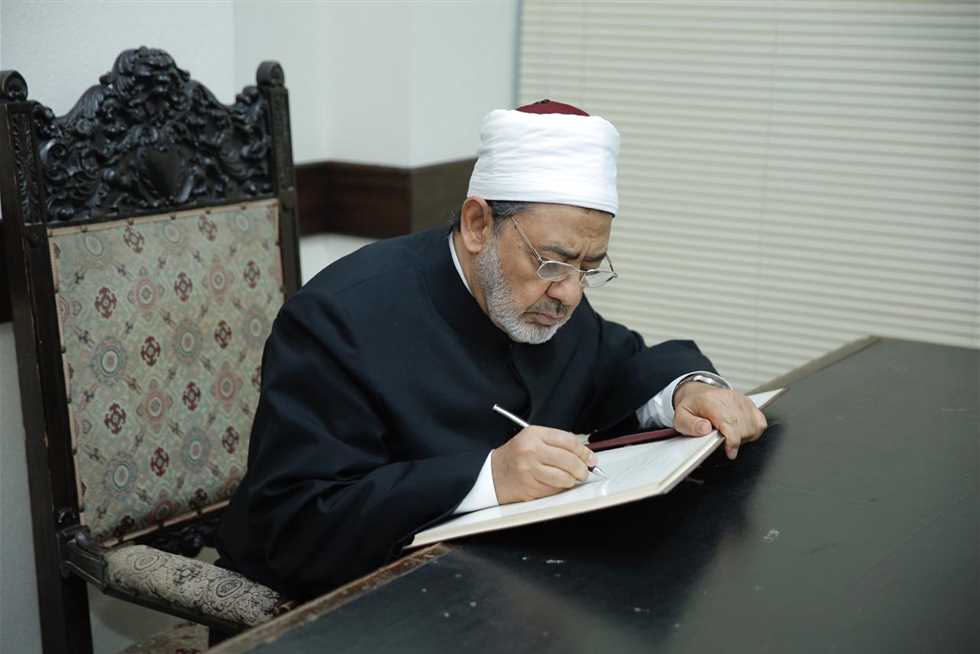 إحالة شاب «حُضن جامعة المنصورة» للتأديب.. ومذكرة لشيخ الأزهر بشأن الطالبة