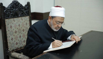 إحالة شاب «حُضن جامعة المنصورة» للتأديب.. ومذكرة لشيخ الأزهر بشأن الطالبة