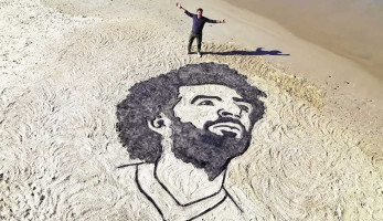 أسامة يرسم «مو صلاح» على شاطئ غزة: لأنه فخر العرب