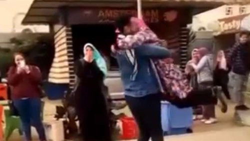 أول رد فعل لـ «طالب الحضن»: أعتذر ولن أتخلى عن إسراء