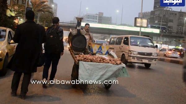 أكل العيش مُر.. شاهد.. الغلابة يتحدون برد الشتاء