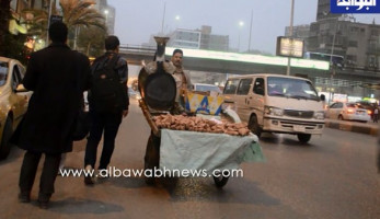 أكل العيش مُر.. شاهد.. الغلابة يتحدون برد الشتاء