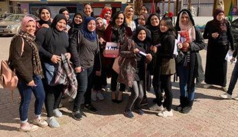 أستاذة جامعية توزع شيكولاتة على الطلاب لكسر رهبة الامتحانات