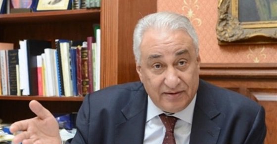 سامح عاشور يصل إلى المحكمة ومعه المئات لحضور جلسة الاستئناف على حبسه عامين