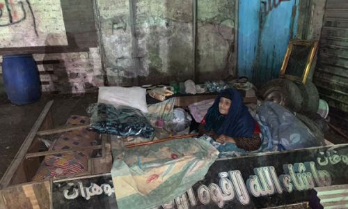 الشرطة تنقذ سيدة عجوز من النوم في الشارع وتنقلها لدار رعاية