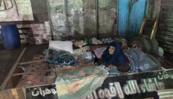 الشرطة تنقذ سيدة عجوز من النوم في الشارع وتنقلها لدار رعاية