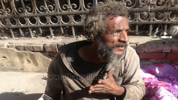 بالصور.. مسن رصيف طنطا موظف بالمعاش ويمتلك حسابا بالبريد