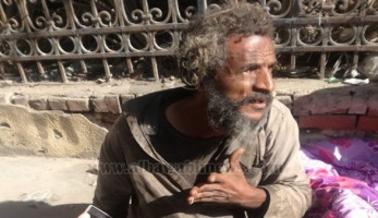 بالصور.. مسن رصيف طنطا موظف بالمعاش ويمتلك حسابا بالبريد