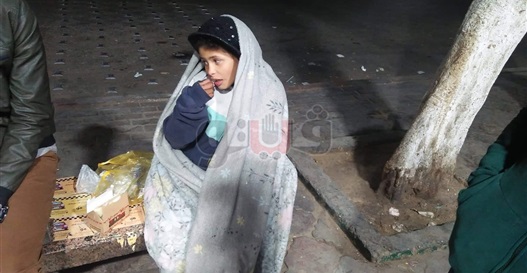 «ملك».. حكاية طفلة مشردة بشوارع أسوان و«ورقة» بحوزتها تثير الجدل (فيديو)