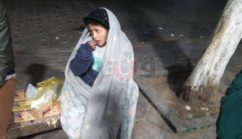 «ملك».. حكاية طفلة مشردة بشوارع أسوان و«ورقة» بحوزتها تثير الجدل (فيديو)