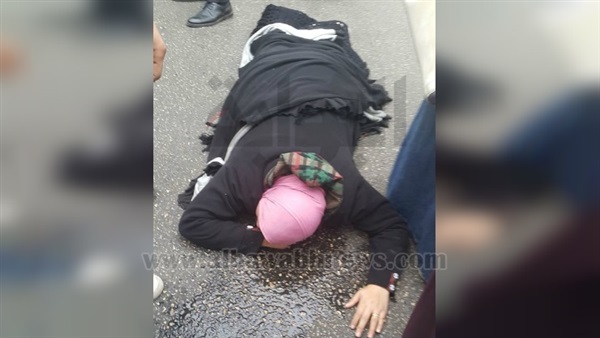 بالصور.. إصابة سيدة أثناء عبورها الطريق أمام جامعة الأزهر
