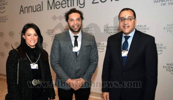 بالصور.. رئيس الوزراء يلبي طلب شاب مصري في منتدى دافوس