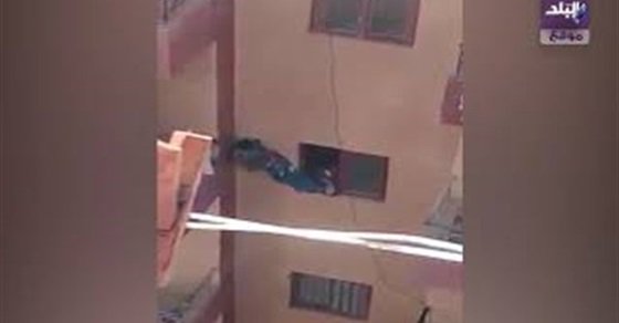 عمرو أديب عن مشهد طفل البلكونة: دي أكيد مش أمه والواد جاله صدمة عصبية