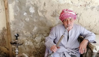 «عم فاروق» يهرب من همومه بـ15 حجر معسل يومياً: 75 سنة صحة