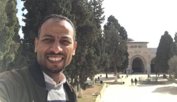 إعلامى إخوانى يسافر إسرائيل وينشر صورته أمام المسجد الأقصى