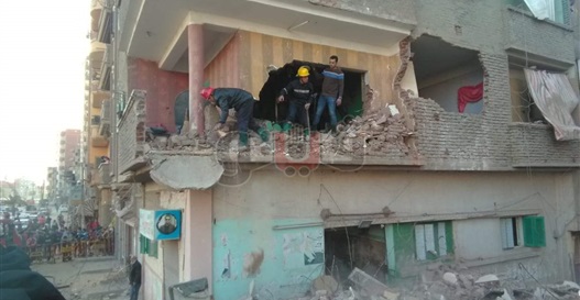 سيدة تلقي طفليها من الطابق الثاني خوفا من الموت تحت الأنقاض بالمحلة
