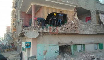 سيدة تلقي طفليها من الطابق الثاني خوفا من الموت تحت الأنقاض بالمحلة