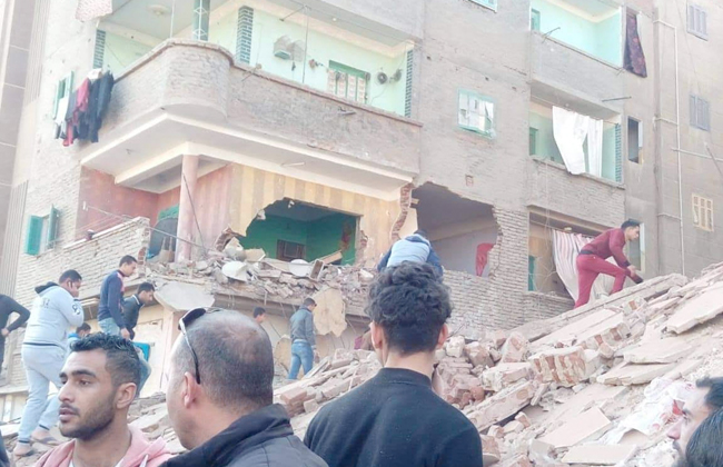 الحماية المدنية بالغربية تبحث عن مواطنين تحت أنقاض عقار المحلة المنهار