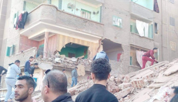 الحماية المدنية بالغربية تبحث عن مواطنين تحت أنقاض عقار المحلة المنهار