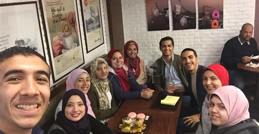 «مدير عام المرح».. تفاصيل تعيين موظفة بشركة لنشر البهجة بين زملائها (صور)