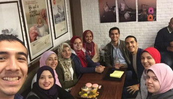 «مدير عام المرح».. تفاصيل تعيين موظفة بشركة لنشر البهجة بين زملائها (صور)