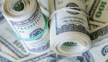 الدولار يهبط إلى أدنى مستوى له منذ عامين مدفوعا بتحسن موارد النقد