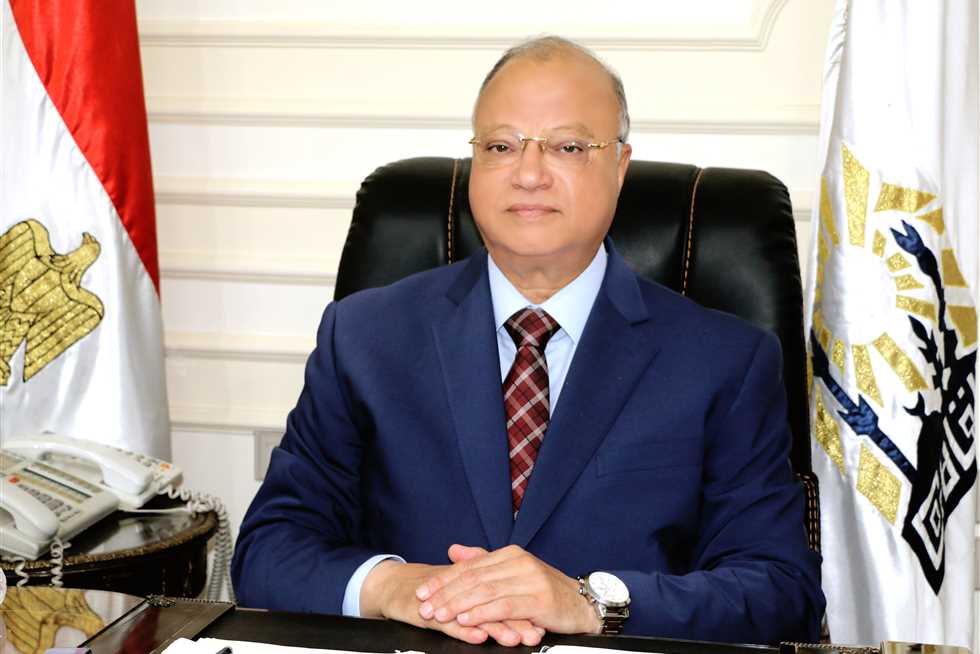 محافظ القاهرة يوجه برفع السيارات المتروكة بالشوارع