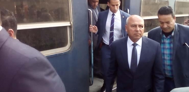 بالصور.. كامل الوزير يتفقد قطار "الغلابة".. ويؤكد: "كل حاجة هتتحسن"