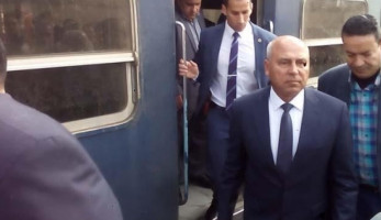 بالصور.. كامل الوزير يتفقد قطار "الغلابة".. ويؤكد: "كل حاجة هتتحسن"