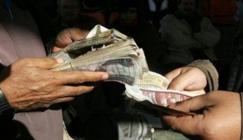 ضبط شخص لاتجاره غير المشروع بالنقد الأجنبي