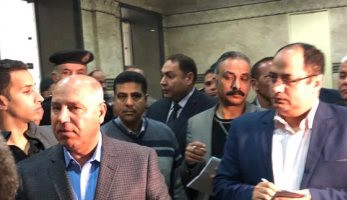 صور.. وزير النقل يشترى تذكرة من شباك الحجز ويستقل قطار المنصورة