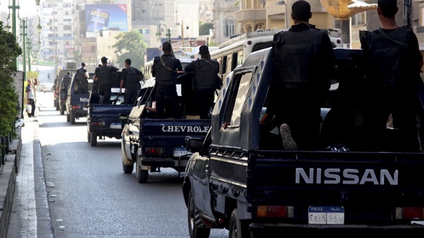 ضبط متهمين بالاتجار في النقد الأجنبي خارج السوق المصرفية