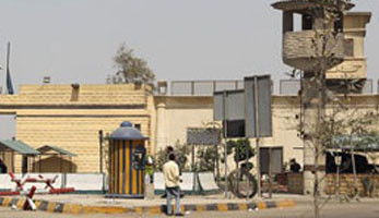 ضبط أوراق تضم تحركات الإخوان مع سيدة أثناء زيارة زوجها فى سجن طرة