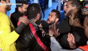 لحظة تعدي أحمد فتحي بالأيدي على إداري بيراميدز: «عايز يكسب» أشعلت غضبه (فيديو)