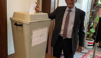 هاني عازر يدعو المصريين للمشاركة في الاستفتاء: "انزلوا قولوا رأيكم بحرية"