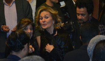 عمرو أديب ويسرا وحماقي في عزاء والدة هشام عباس (فيديو وصور)