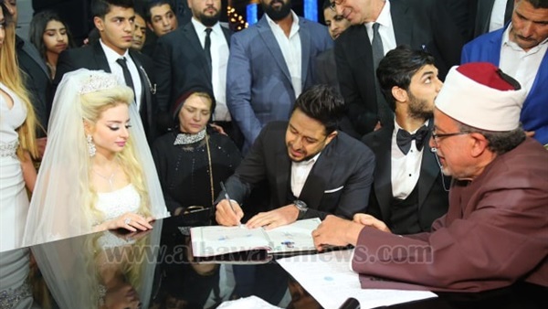 محمد حماقي يوقع على عقد قران لاعب بيراميدز "علي جبر" و"هايدي"